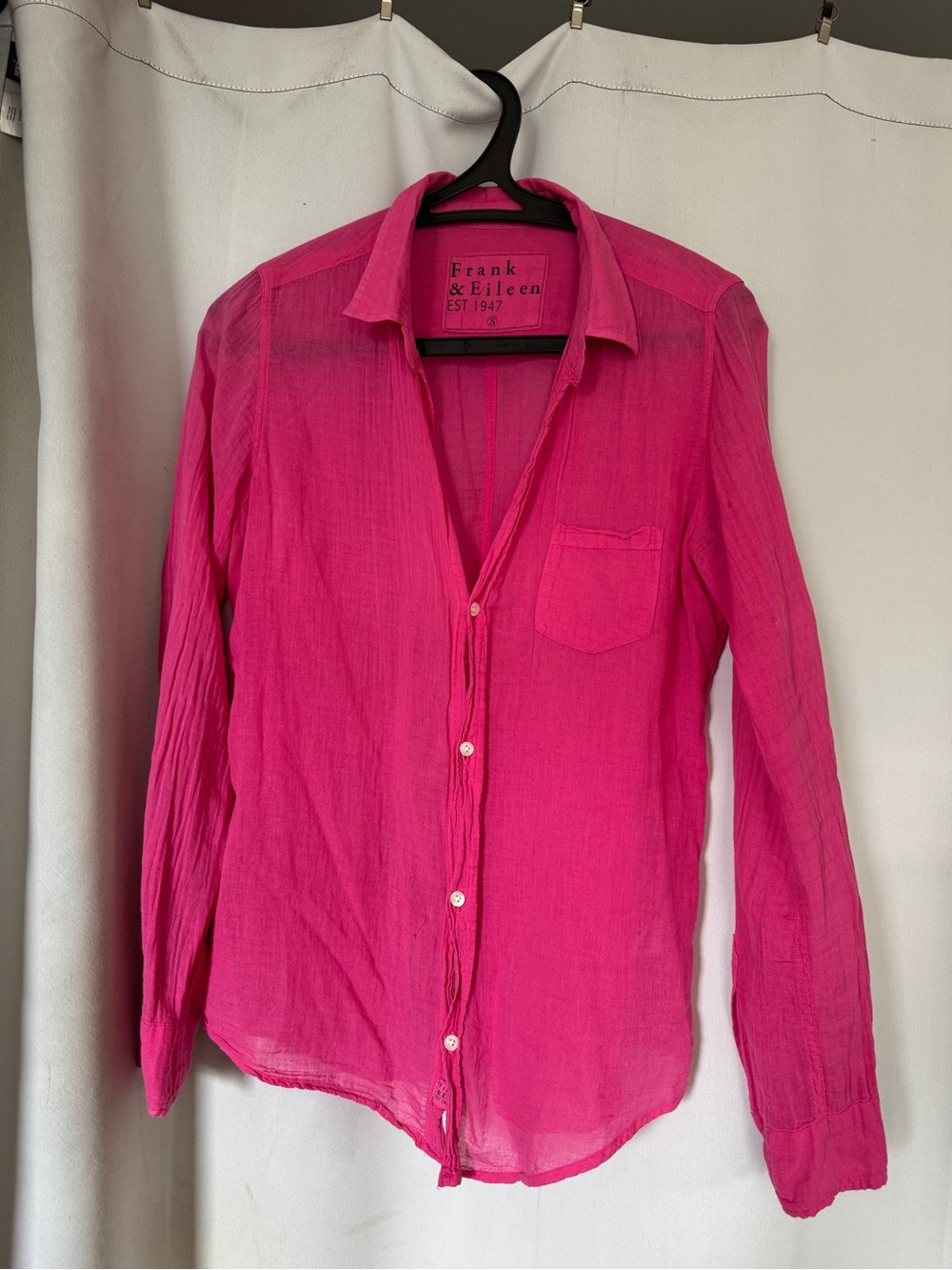Frank & Eileen light cotton button up shirt in bright pink. Style Barry, size S